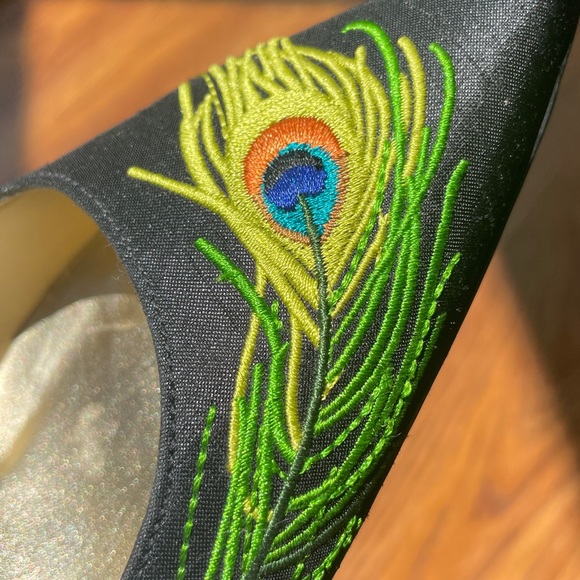 Black high heels size 6M (EU 35.5) J.Reneé with embroidery - Picture 6 of 6